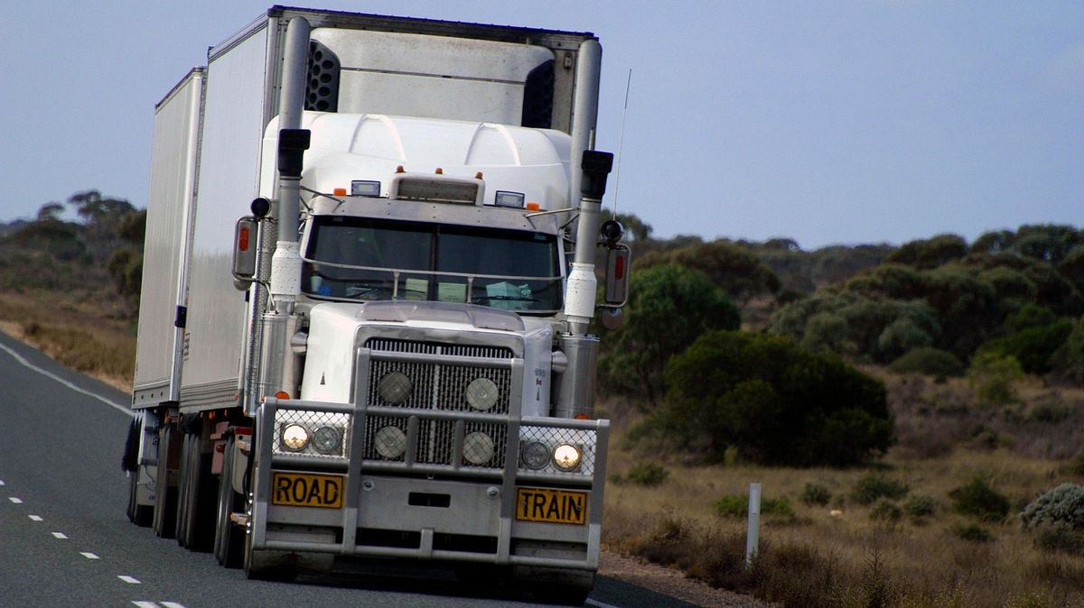 Australan jel pod kamionem pět hodin. Chtěl vyskočit na červené, ale řidič chytil zelenou vlnu